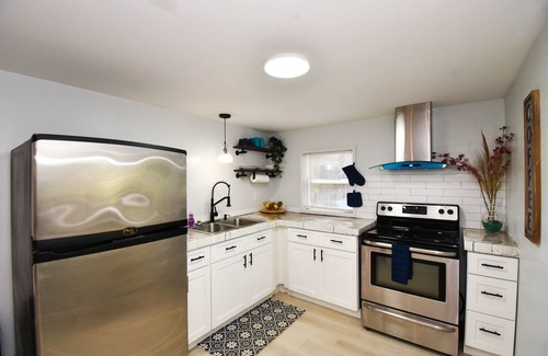 East Point House | Kozy 2 bedroom close to airport with relaxing outdoor space
