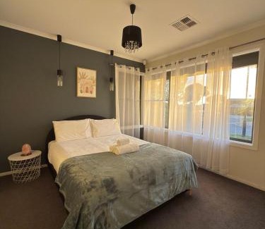 Paralowie House | KozyGuru | 3BR Retreat to ADL & Barossa in 40m