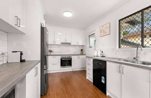 Carindale House | KozyGuru | Hidden Gem in Carindale | 3 Bed House