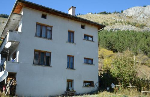 Trigrad House | Kristal Guest House