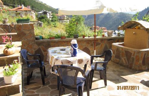 Trigrad House | Kristal Guest House