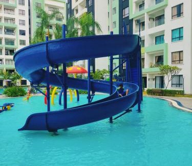 Kampung Kuala Pari Apartment | KT's Homestay- Corner Unit - Manhattan Ipoh Water Park- Station 18