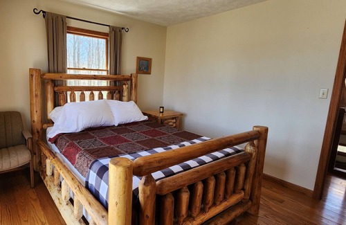 Huttonsville Cabin | Kumbrabow Remote OffGrid Fireplace 3DTour Solar