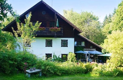 St. Oswald Apartment | Kunst und Handwerk mit liebevollen Kleinigkeiten finden Sie um hauseigenen Laden.