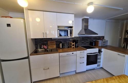 Kotka Apartment | Kurren tupa linnunlaulun keskellä, saunomismahdollisuus