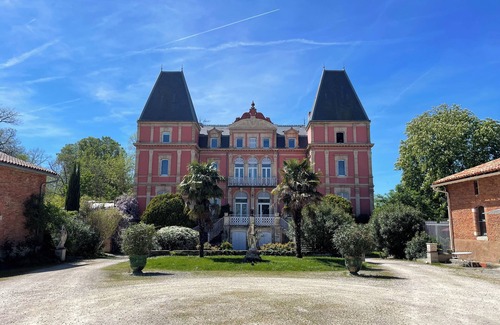 Belberaud Apartment | L'Antre vue - jacuzzi at the château
