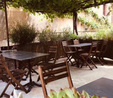 Saint-Cirq-Lapopie Hotel | L’Auberge du Sombral