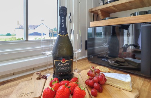 Penrith Cottage | LA'AL LING, romantic, with hot tub in Penrith