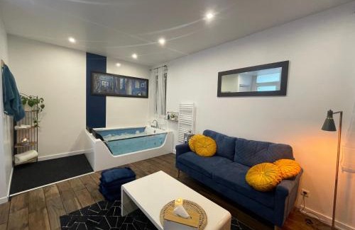 Epernay Apartment | La Bulle Bleue Jacuzzi