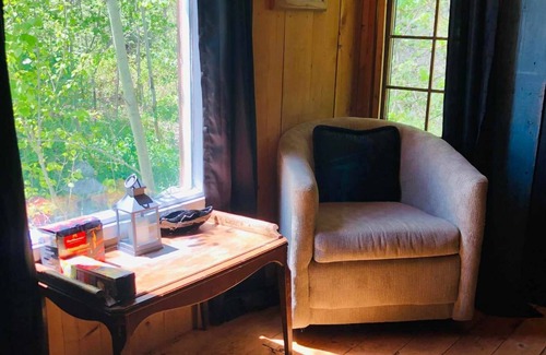 Saint-Onesime-d'Ixworth Cabin | La Cabane aux Chevaux Rustic chalet with view of the horses