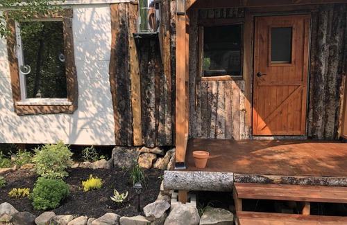 Saint-Onesime-d'Ixworth Cabin | La Cabane aux Chevaux Rustic chalet with view of the horses