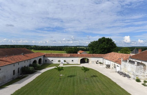 Reaux Apartment | La Cannonerie: Gîte in the heart of the Cognac vineyards with swimming pool.
