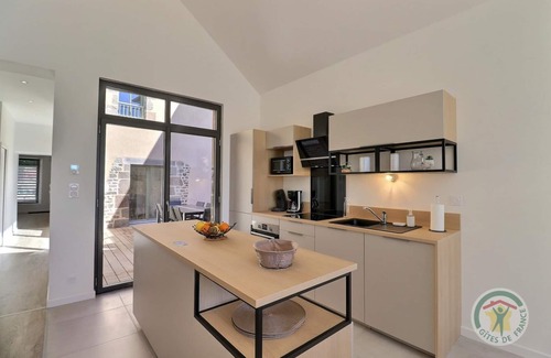 Combourg House | La Demeure du Lac Tranquille