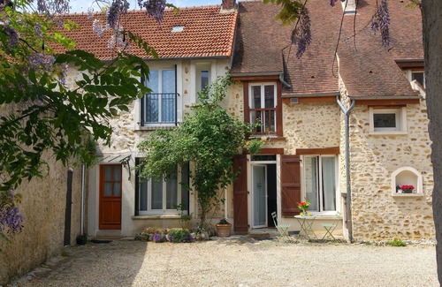 Longjumeau House | La Ferme de Balizy, private gîte with garden & parking. Near Paris Saclay Massy.