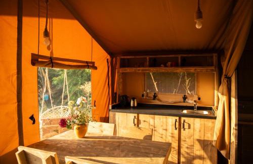 Le Gue-d'Allere Cabin | La Jolie Longère Fleurie Lodge avec piscine et jardin