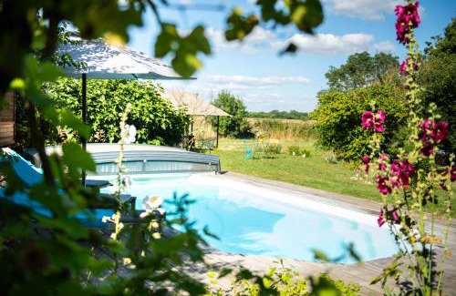 Le Gue-d'Allere Cabin | La Jolie Longère Fleurie Lodge avec piscine et jardin