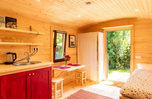 Le Gue-d'Allere Bed & Breakfast | La Jolie Longère Fleurie Roulotte avec piscine et grand jardin