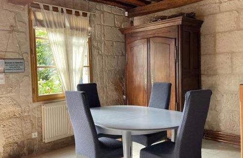 Tracy-le-Mont Apartment | La Maison Bleue