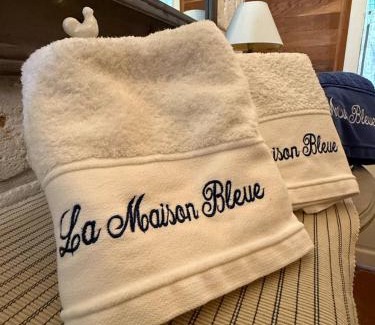 Tracy-le-Mont Apartment | La Maison Bleue