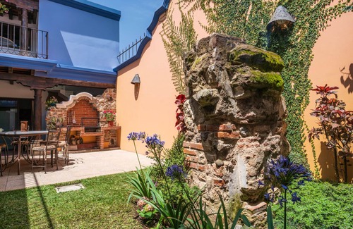 Antigua Guatemala House | La Maison Bleue w/pool & parking Center of Antigua