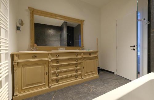 Mons House | La Maison de la Duchesse de la Vallière - Chambre Rosaline - Parking privé gratuit