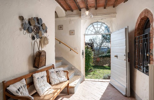 Simignano Villa | La Palazzina-Sovicille-Siena parking- heated jacuzzi tub