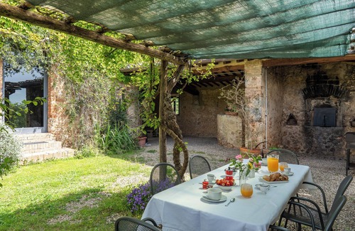 Simignano Villa | La Palazzina-Sovicille-Siena parking- heated jacuzzi tub