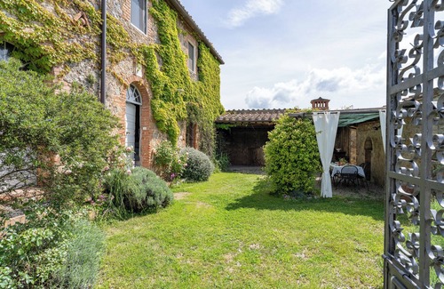 Simignano Villa | La Palazzina-Sovicille-Siena parking- heated jacuzzi tub