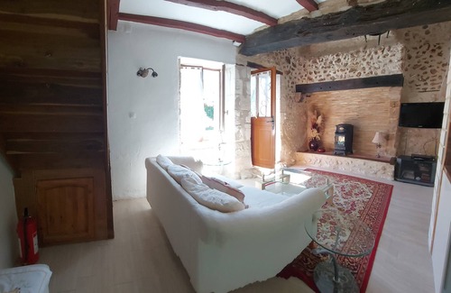 Saint-Martin-de-Riberac Cottage | La Petite Mirabelle, peaceful rural character cottage with pool