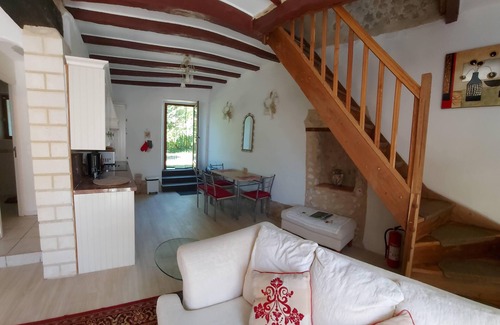 Saint-Martin-de-Riberac Cottage | La Petite Mirabelle, peaceful rural character cottage with pool