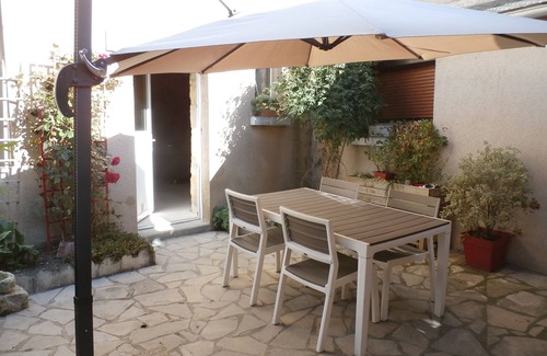 Amboise House | LA PETITE LUCETTE with its courtyard and troglo