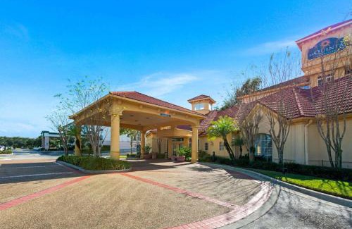 Terrace Park Hotel | La Quinta by Wyndham USF (Near Busch Gardens)