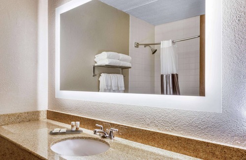 Johnson City Hotel | La Quinta Inn by Wyndham Binghamton - Johnson City