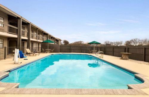 Northwest Los Angeles Heights Hotel | La Quinta Inn By Wyndham IH-10 West San Antonio TX