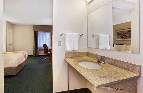 Canton Hotel | La Quinta Inn by Wyndham Detroit Canton