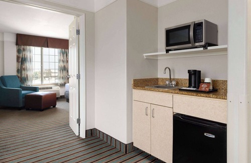 Greenacres Hotel | La Quinta Inn & Suites by Wyndham Bakersfield North
