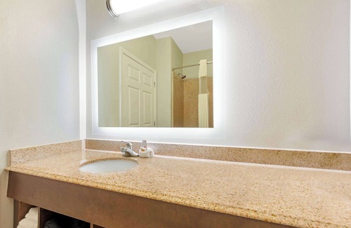 Bridge City Hotel | La Quinta Inn & Suites by Wyndham Bridge City