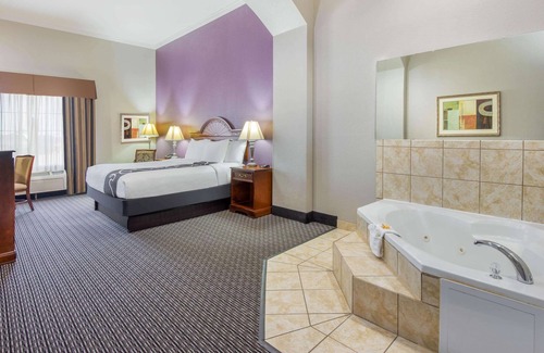 Gainesville Hotel | La Quinta Inn & Suites by Wyndham Gainesville