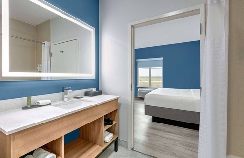 Burleson Hotel | La Quinta Inn & Suites by Wyndham Ft. Worth - Burleson