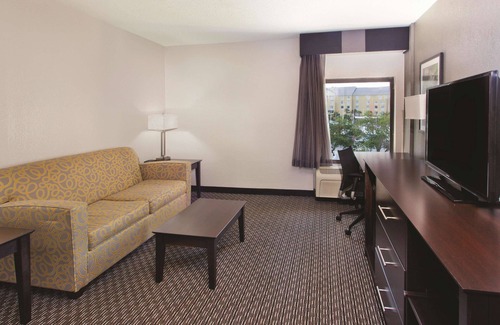 Charleston Hotel | La Quinta Inn & Suites by Wyndham Charleston Riverview