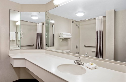 Charleston Hotel | La Quinta Inn & Suites by Wyndham Charleston Riverview