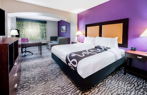 Bedford Hotel | La Quinta Inn & Suites by Wyndham DFW Airport West - Bedford