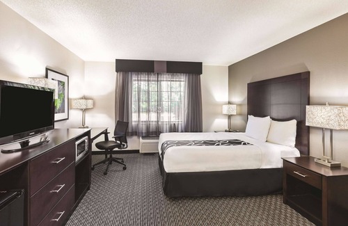 Delafield Hotel | La Quinta Inn & Suites by Wyndham Milwaukee Delafield