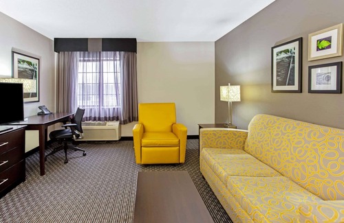 Delafield Hotel | La Quinta Inn & Suites by Wyndham Milwaukee Delafield