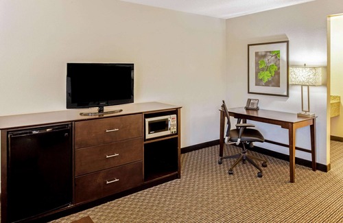 Delafield Hotel | La Quinta Inn & Suites by Wyndham Milwaukee Delafield
