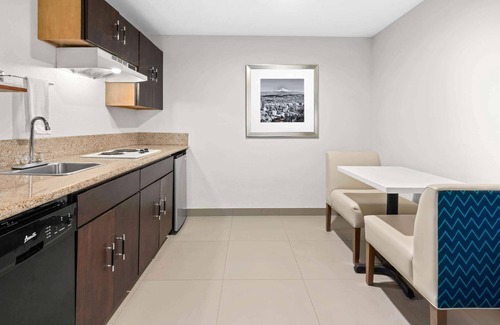 Northwest Industrial Hotel | La Quinta Inn & Suites by Wyndham Portland NW