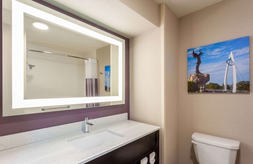 Wichita Hotel | La Quinta Inn & Suites by Wyndham Wichita Airport