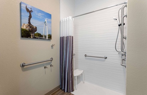 Wichita Hotel | La Quinta Inn & Suites by Wyndham Wichita Airport
