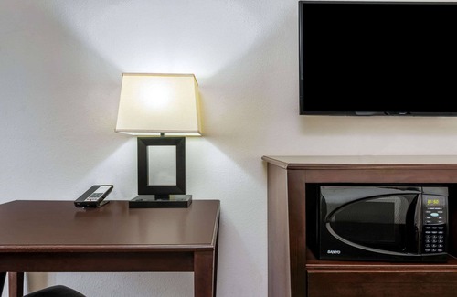 Orange Hotel | La Quinta Inn & Suites by Wyndham Orange