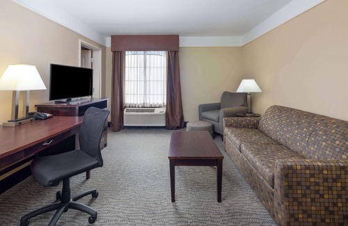 Pooler Hotel | La Quinta Inn & Suites by Wyndham Savannah Airport - Pooler